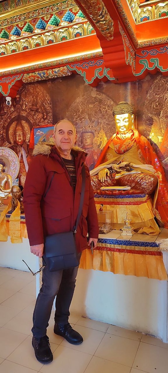 Муж в зале Будды в Храме всех религий. Февраль 2023 года
