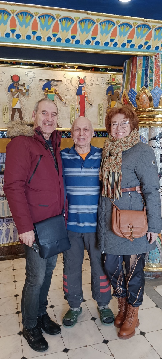 С братом создателя Вселенского Храма Ильдара Ханова. Ильгиз Ханов после смерти брата продолжил его дело. Все фотографии из личного архива