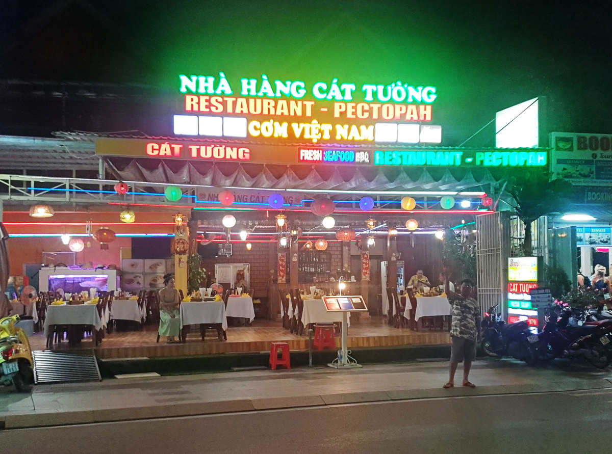 Вход в ресторан Cát Tường