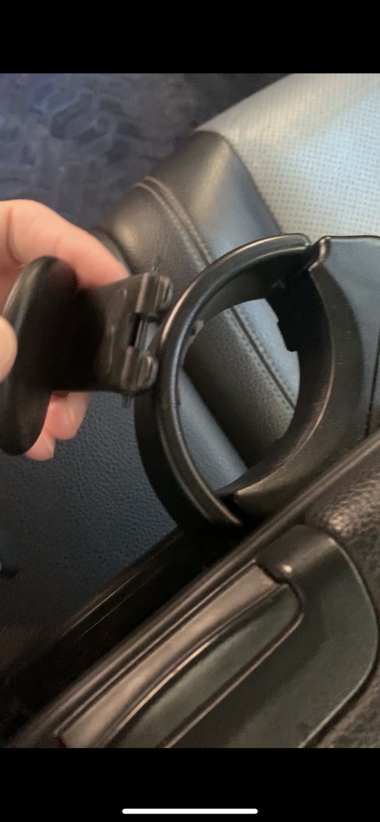 К сожалению пластиковая палочка крепления детали, при повторном разрушении детали пассажирами Яндекс не позволяет больше восстановить механизм и как следствие использвание подстаканника невозможно.