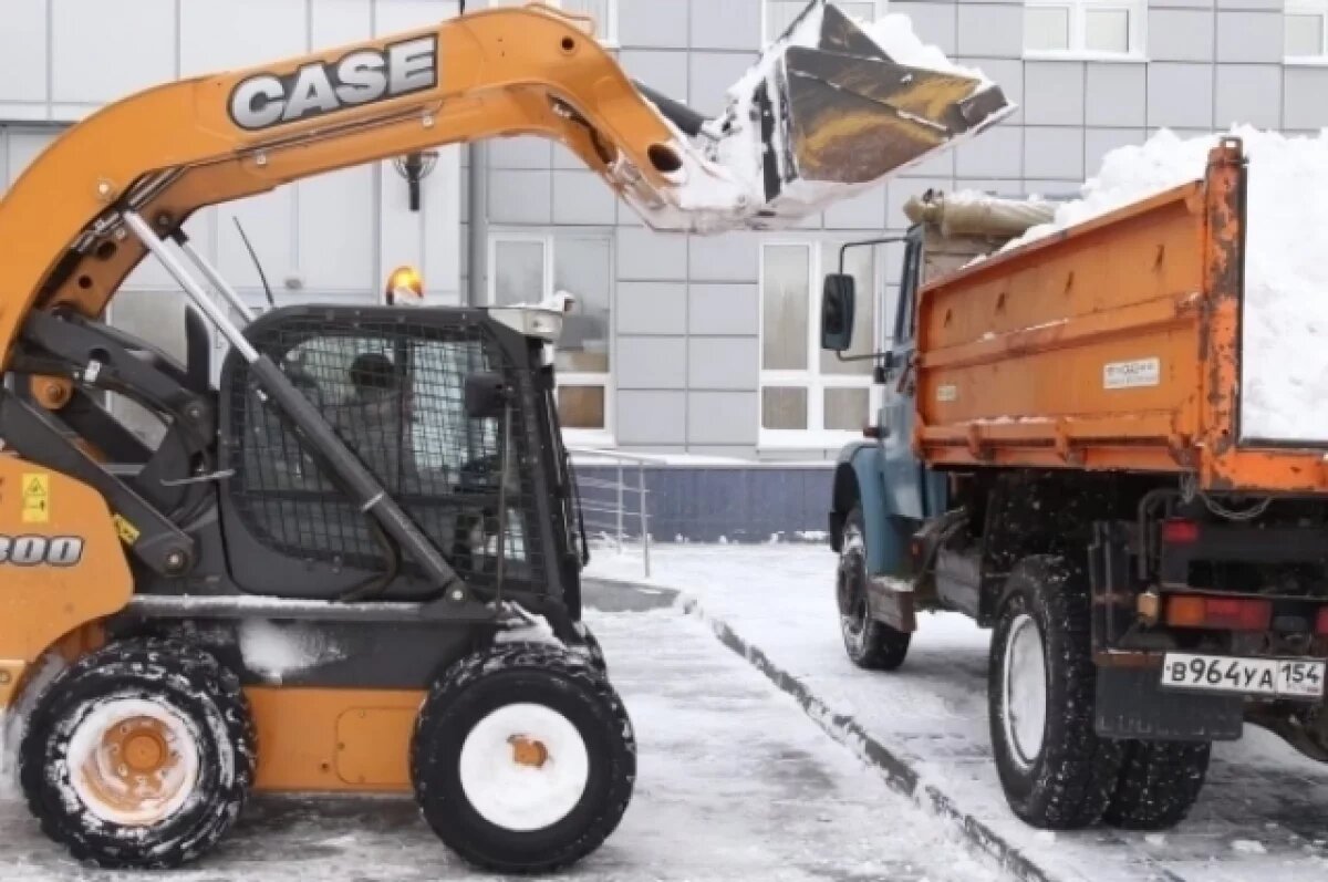    10 декабря дороги в Новосибирске убирает 241 единица спецтехники