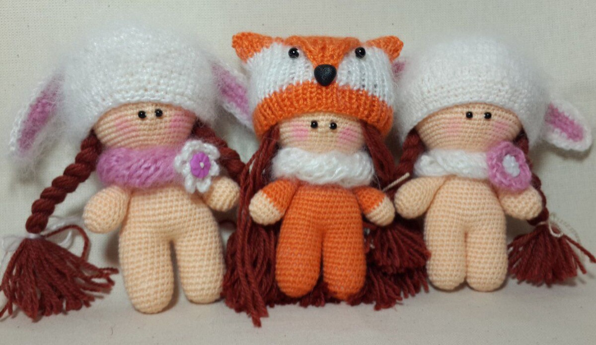 Фото автора статьи. Игрушка Пупс, связаный крючком