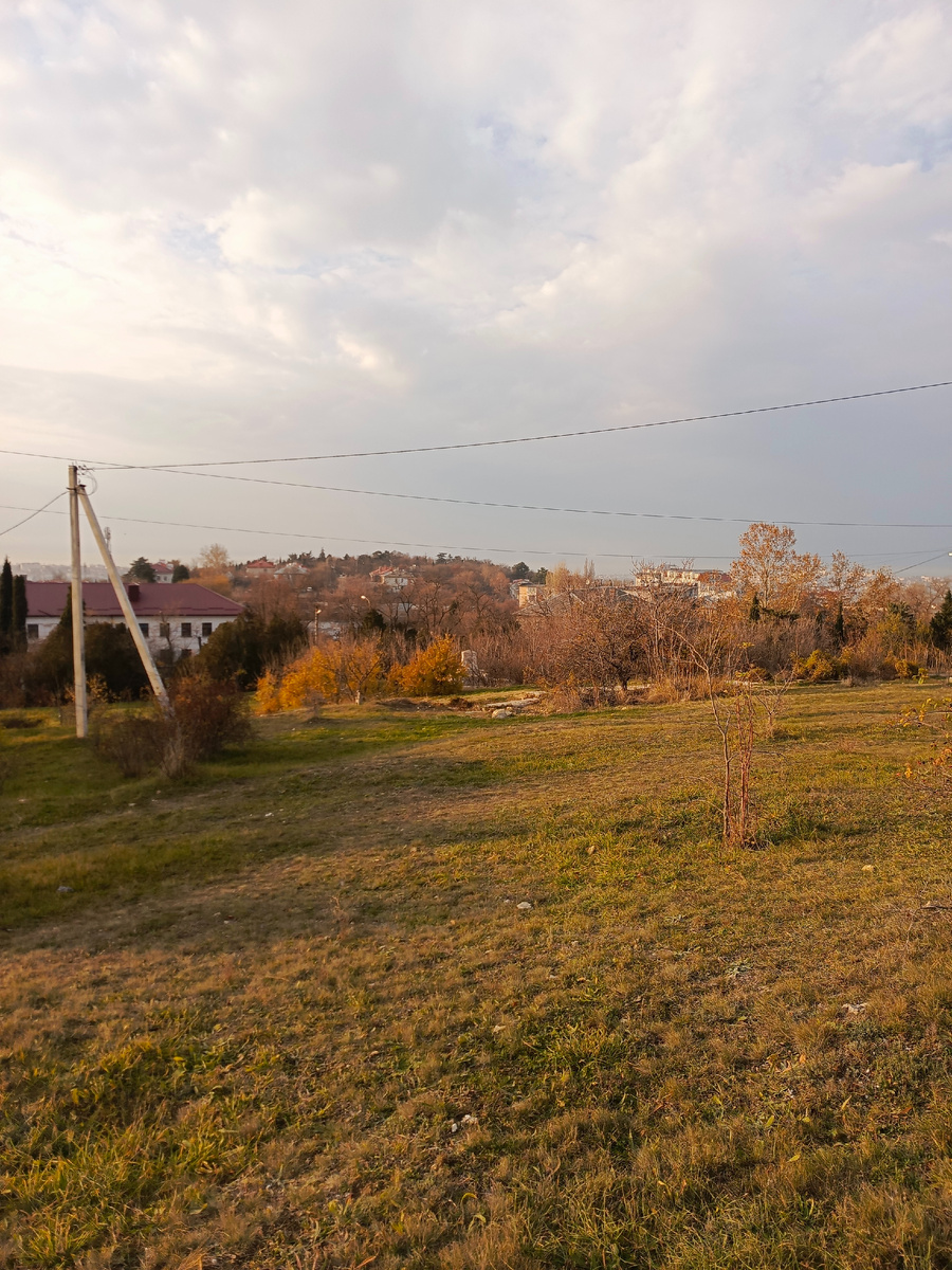 Памятник можно заметить в центре фотографии.