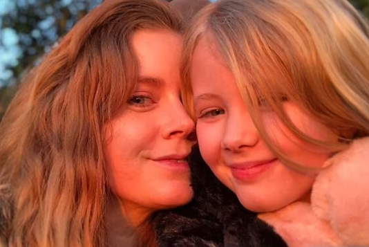     «Я хочу, чтобы ты выглядела как мама»: дочь Эми Адамс запрещала ей наносить макияж