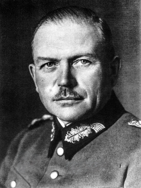 Хайнц Вильгельм Гудериан (нем. Heinz Wilhelm Guderian; 1888—1954) — генерал-полковник (1940), командующий 2-й танковой группой/армией (11.1940—26.12.1941), главный инспектор бронетанковых войск Вермахта (1943—1944), начальник Генерального штаба сухопутных войск (1944—1945).