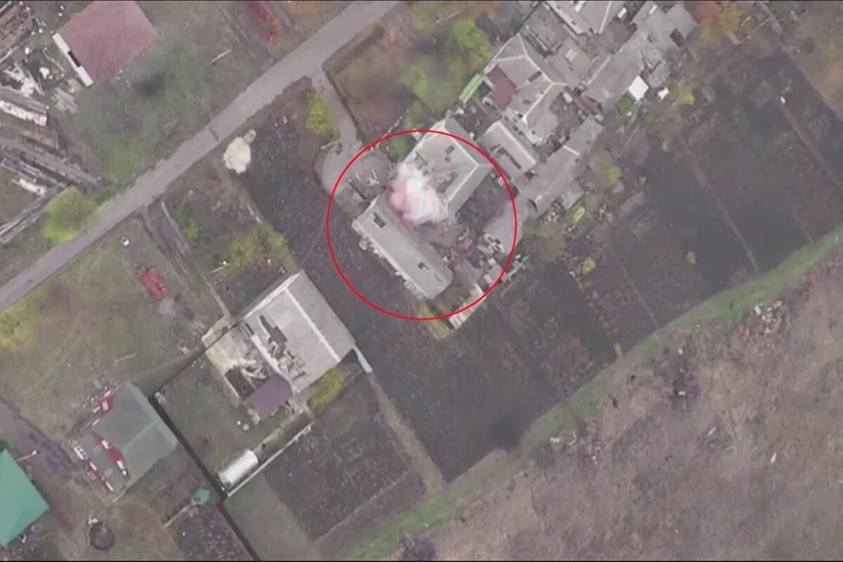    Русский дрон поразил врага через окно.