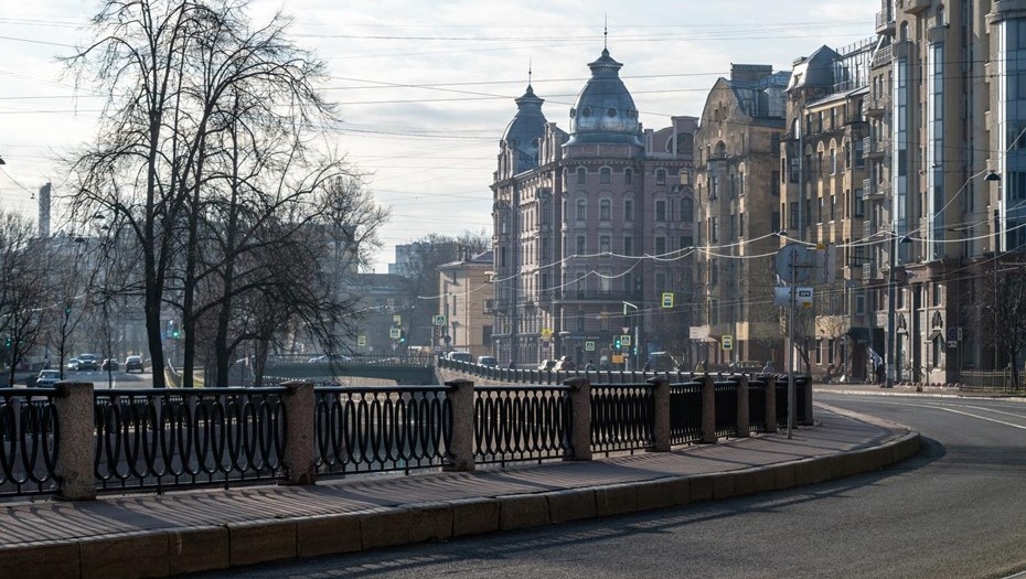    Утро. Петроградская сторона. Перспектива набережной реки Карповка. Автор фото: Тихонов Михаил