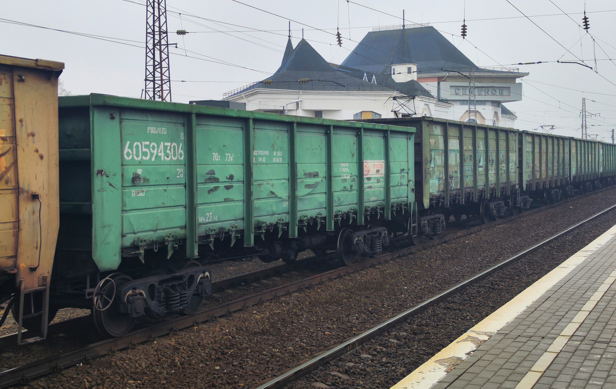 Девушки не успели забраться на платформу.  Фото: ФедералПресс / Ксения Кобалия