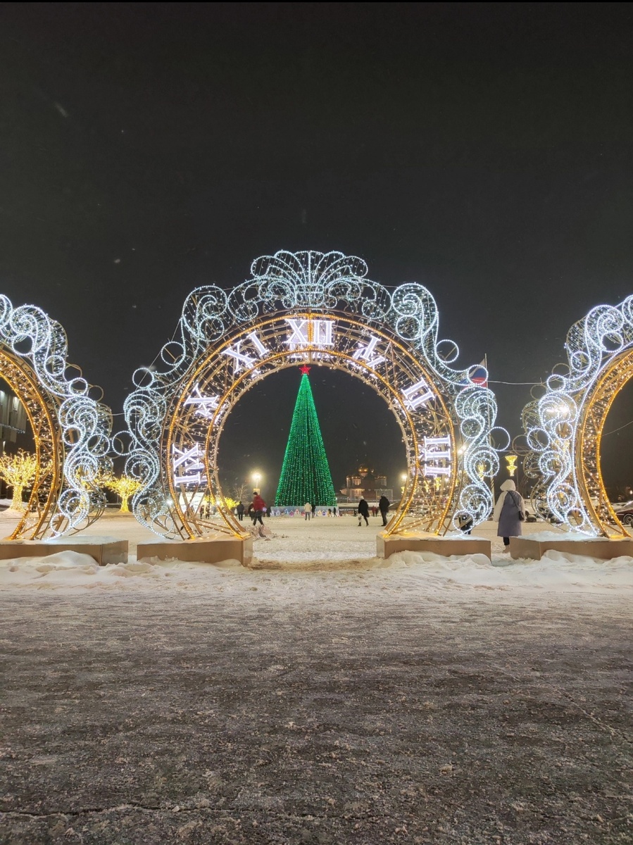 Ёлочка уже стоит и символично "показывает" 12 часов