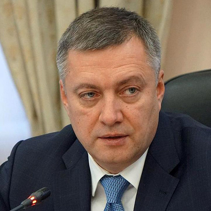 Губернатор Иркутской области Игорь Кобзев заявил о том, что городские жители, использующие электроотопление, будут оплачивать электроэнергию по сельскому тарифу. Для этого вводится понижающий коэффициент 0,7 к тарифам на электрическую энергию для домохозяйств с электроотоплением, расположенных в городах. Соответствующий документ уже подготовлен и начнет действовать с 1 января 2025 года.