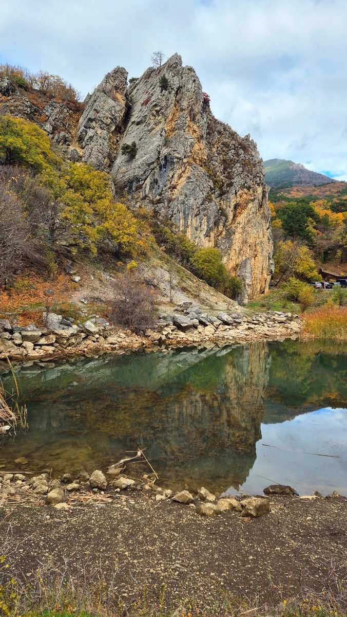 Озеро у подножия Красного камня. Фото: Михаил Мельник 