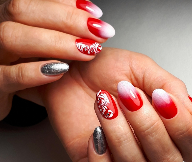 Один из вариантов дизайна "новогодних" ногтей: серебро, зимние узоры, стразы, белоснежное напыление. Фото: Ольга Маснюк.