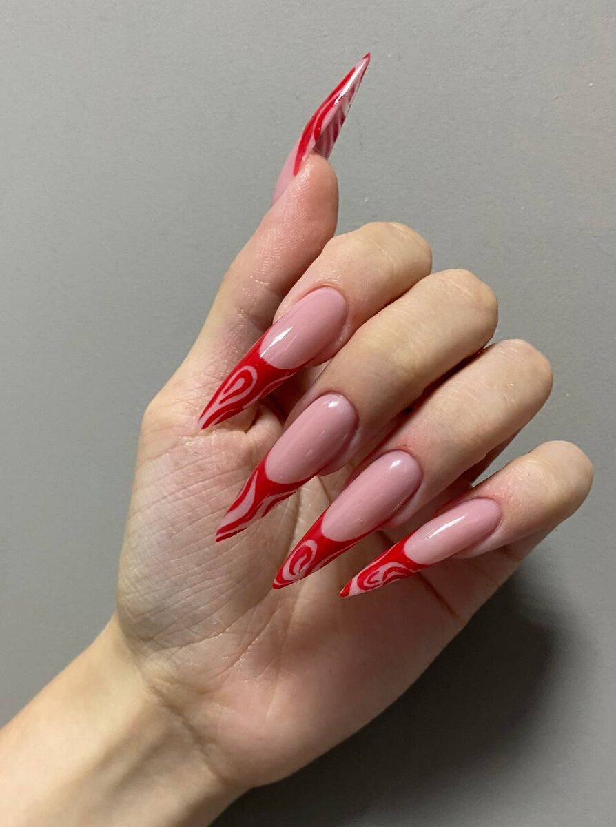 Френч и красный цвет остаются в тренде и в 2025 году. Классика популярна во все времена. Фото: Дарья Кочурова. 