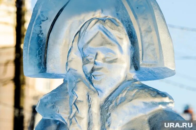 Новая ледяная скульптура напомнила вартовчанам Снегурку-Халка из 2022 года. Фото: Вадим Ахметов © URA.RU (фото из архива)