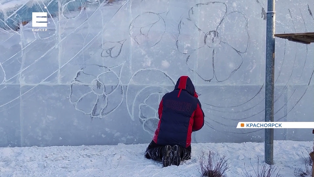     В сквере Космонавтов в Красноярске начали монтировать ледовый городок