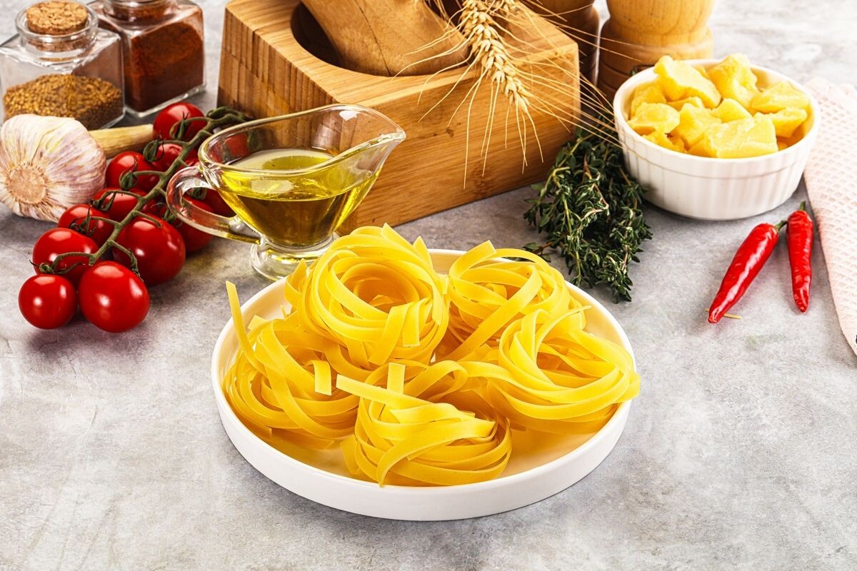 Это паста паппарделле, которую свернули в гнезда сразу, как приготовили, а высушили уже потом. Источник: Shutterstock📷
