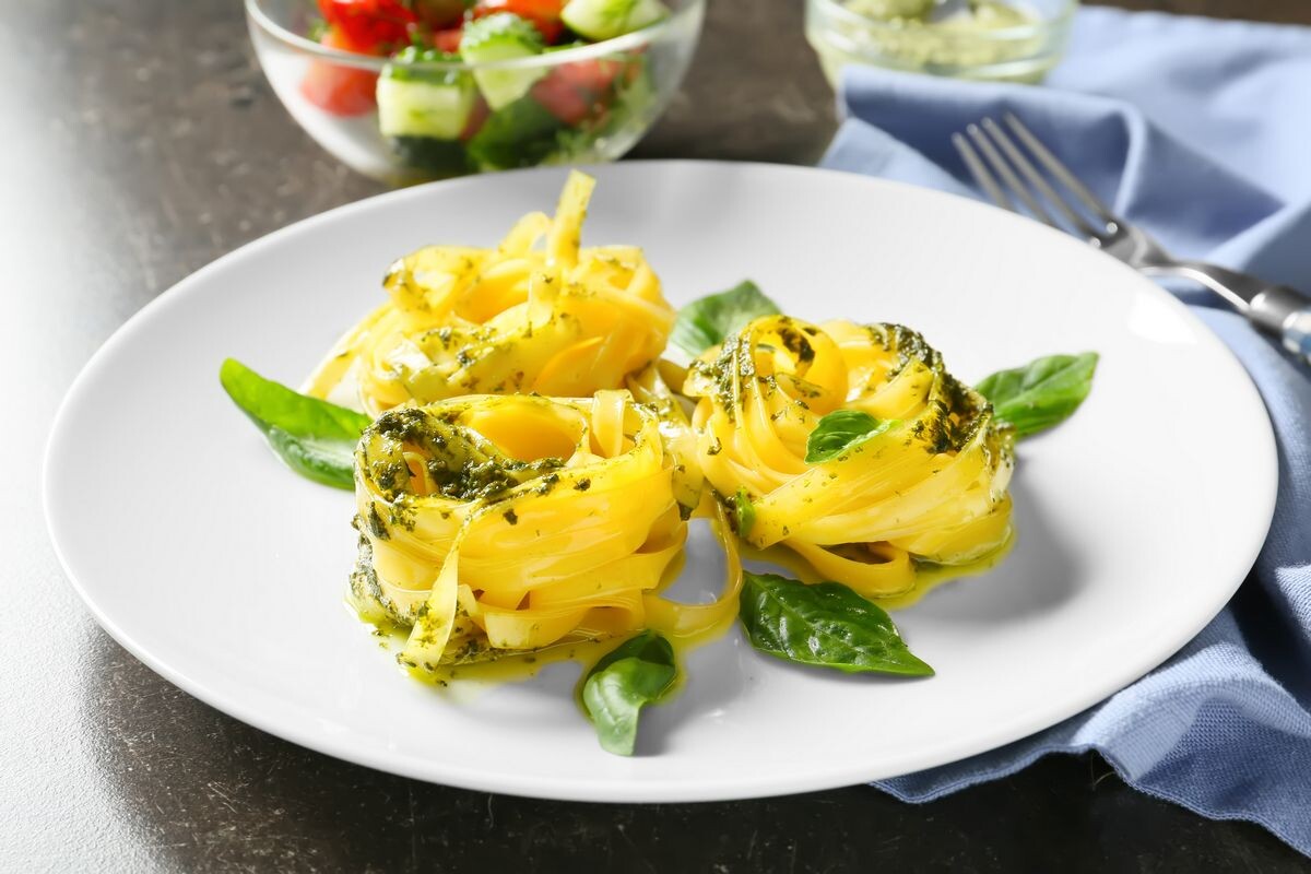 Паста получится вкусной даже просто с соусом и зеленью. Источник: Shutterstock📷
