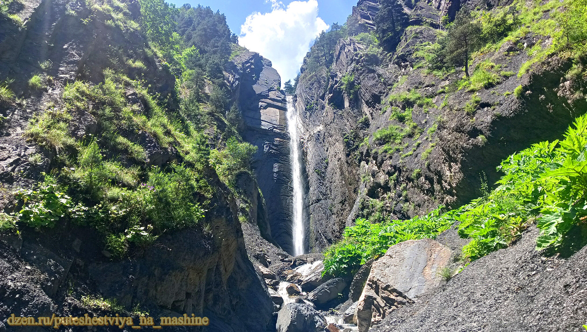 Фотографий Зрыхского водопада много, выбирались наиболее удачные, так как солнце светило точно в камеру, из-за чего на изображениях остались блики