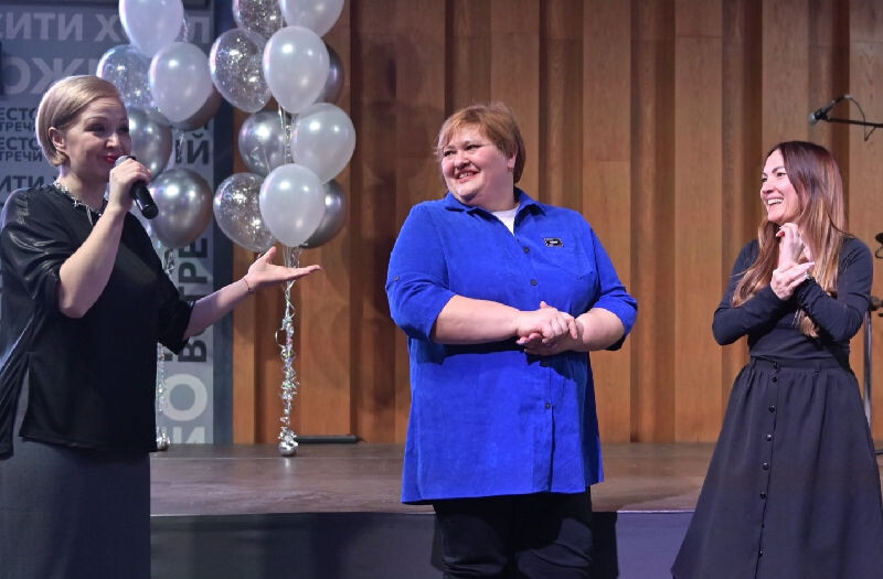    Наталья Ефимова (крайняя справа) на вручении награды(фото: «Волонтер 34. Региональный волонтерский центр»)