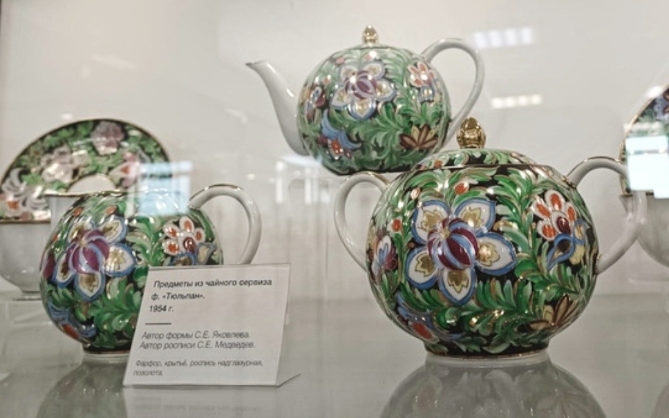 С.Е.Медведев. Предметы из чайного сервиза ф. «Тюльпан». 1954е. Музей Дулевского фарфорового завода.