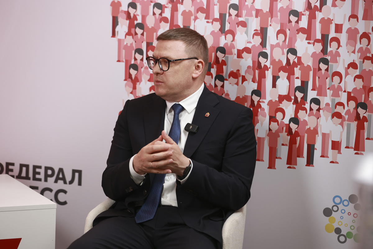 Челябинцы активно отправляют свои вопросы на прямую линию с Текслером.  Фото: Фото: ФедералПресс / Иван Кабанов