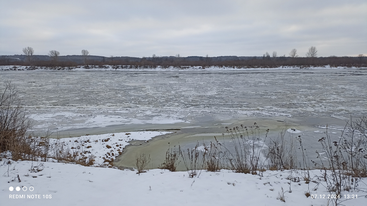 На реке образовался лед. Фото автора.