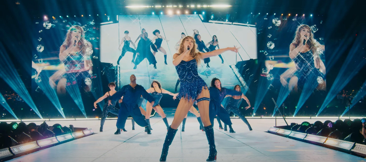 Тейлор и ее команда танцоров. 