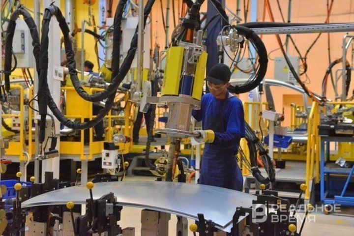 Среди обрабатывающих производств наибольший вклад внесло производство автотранспорта, прицепов и полуприцепов (406,4 млрд рублей). Максим Платонов / realnoevremya.ru