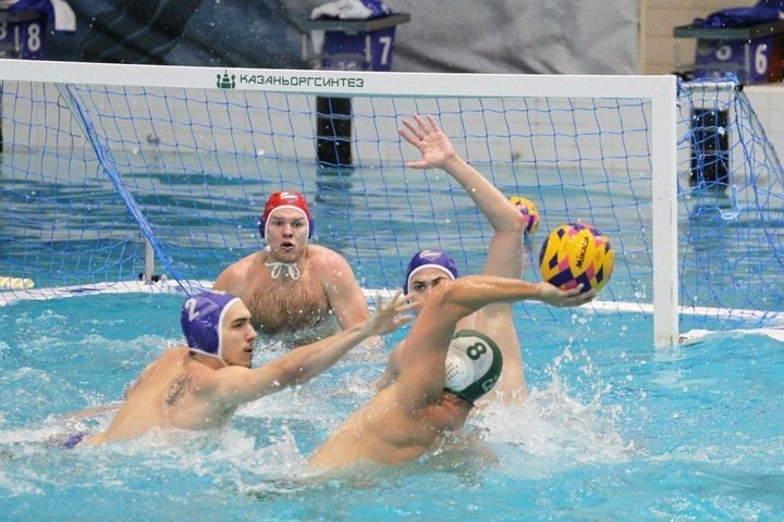 Ватерполисты «КОС-Синтез» настраиваются на игру . Фото: предоставлено realnoevremya.ru СК «Синтез»