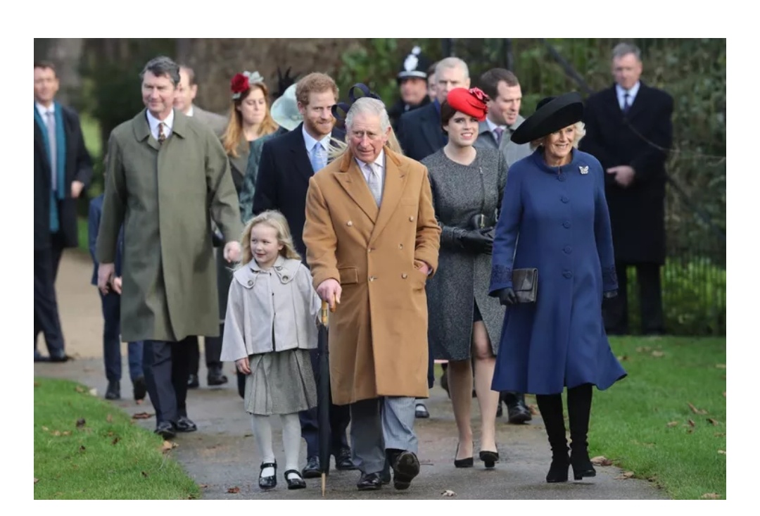 Принцесса Евгения посещает рождественскую церковную службу вместе с королевской семьёй в 2016 году.