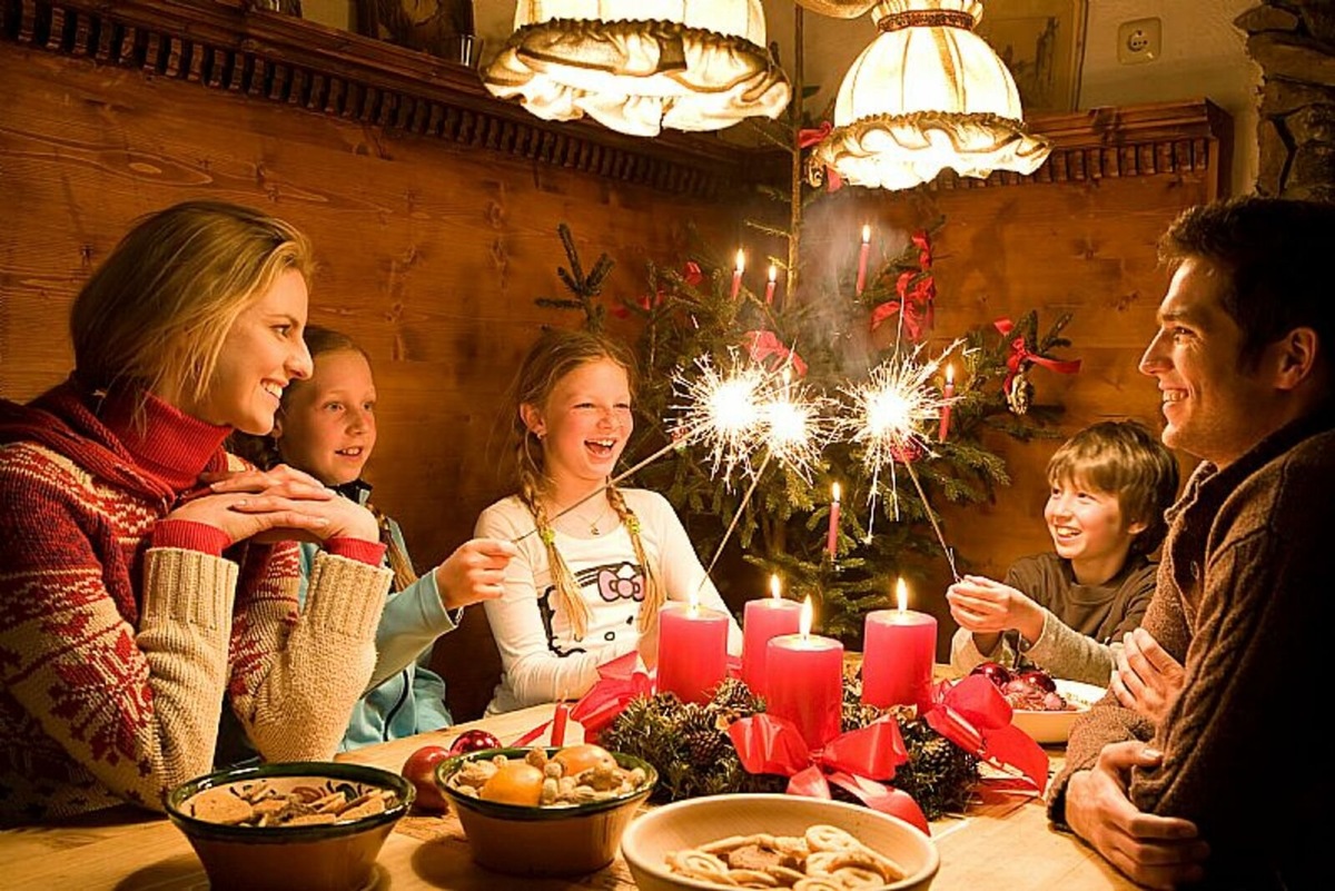 Так православные отмечают в кругу семьи Новый год. Фото из свободных источников