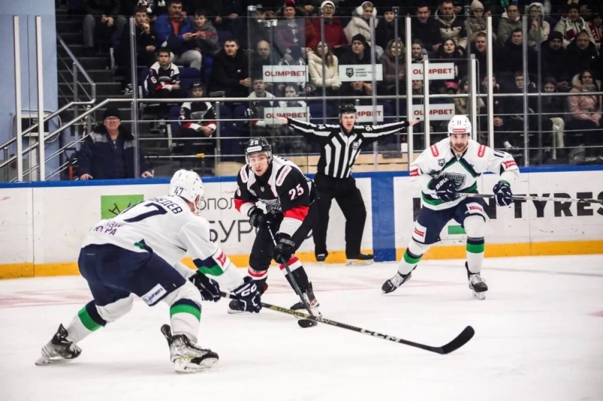    Хоккеисты «Тамбова» неудачно начали домашнюю серию