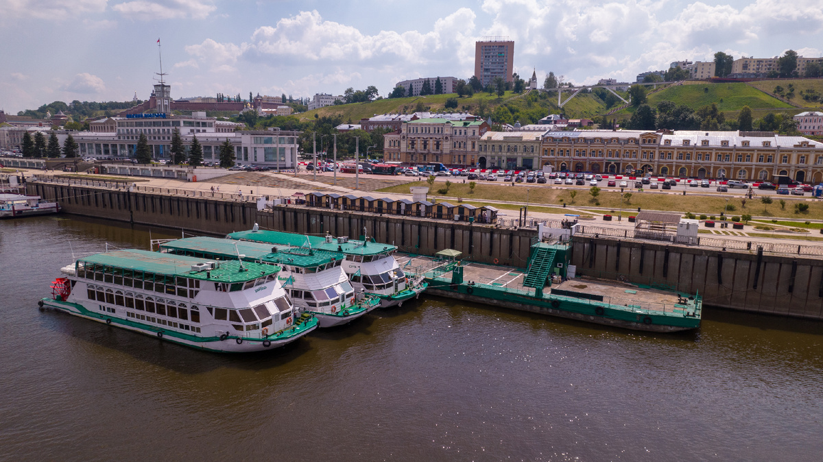 «Сура», «КолёсовЪ» и «ДоброходЪ» у 4 причала в Нижнем Новгороде