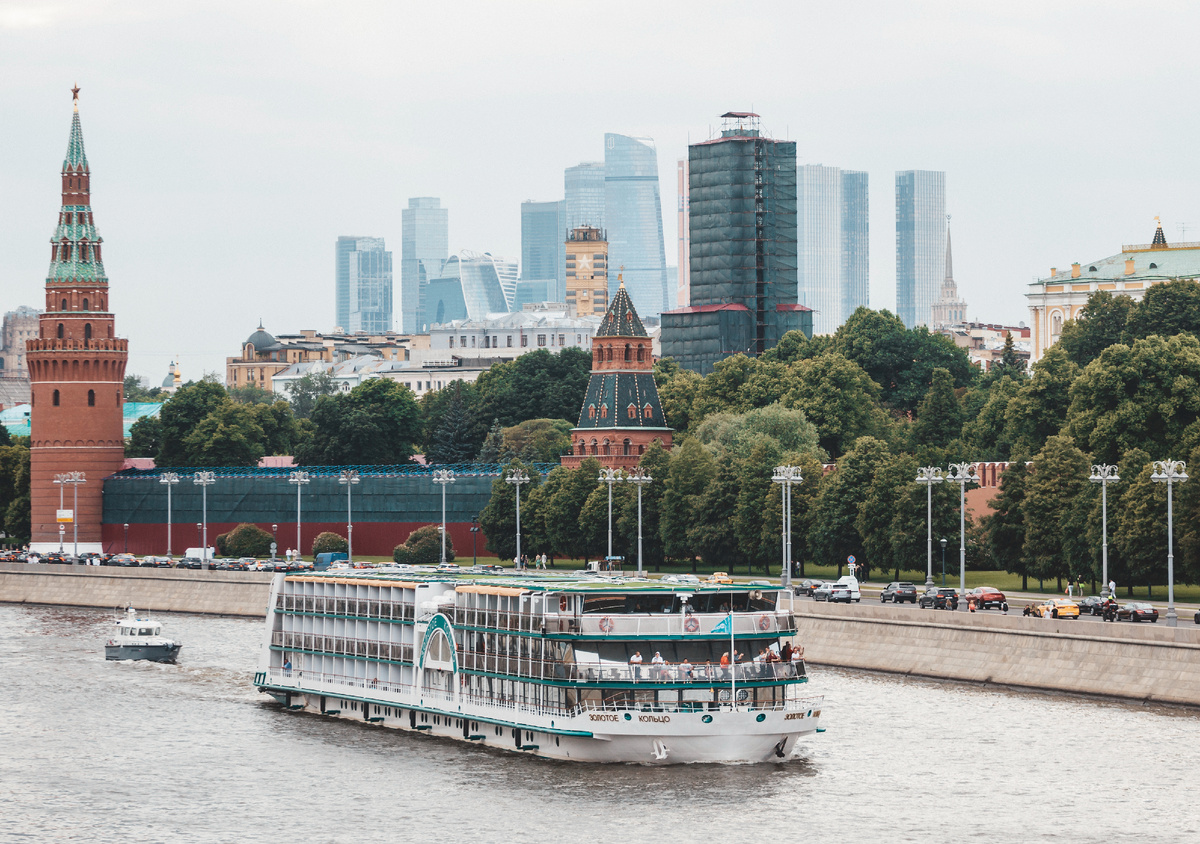 Теплоход «Золотое кольцо» идёт по Москва-реке