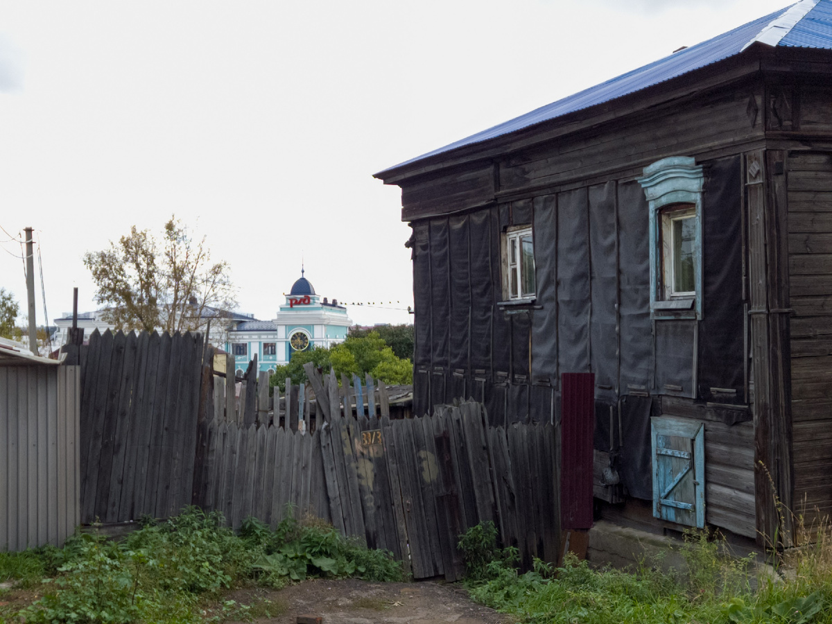 Кому-то повезло жить возле вокзала