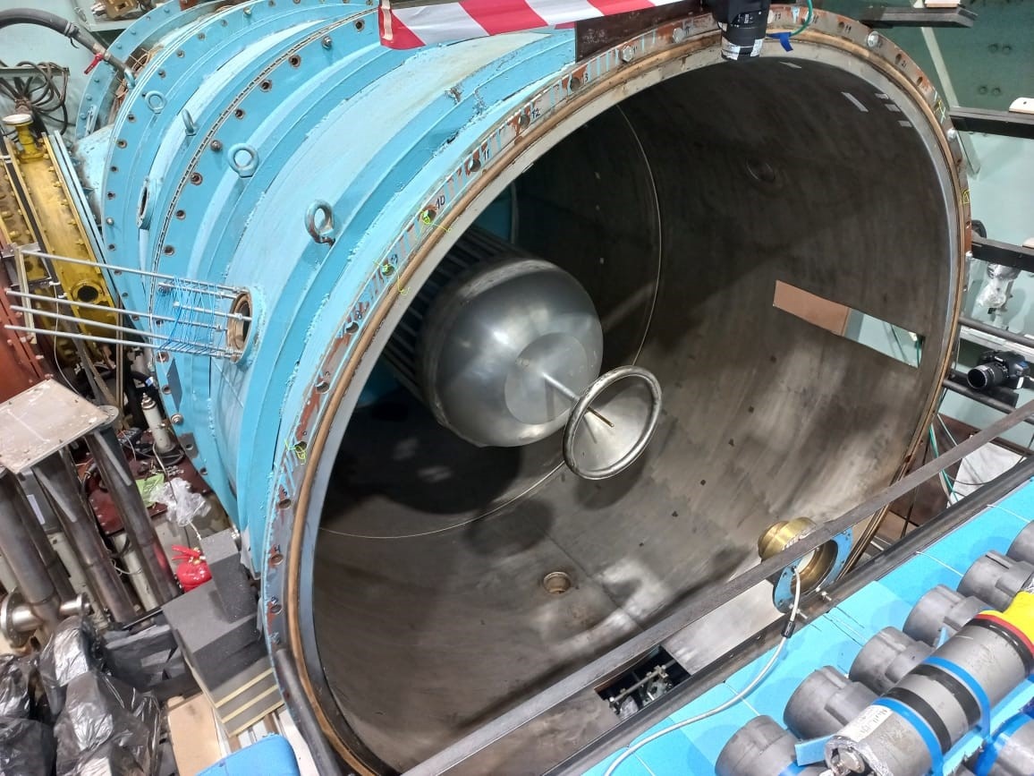 Фото выходного узла большой высоковольтной установки. Источник: Егор Паркевич