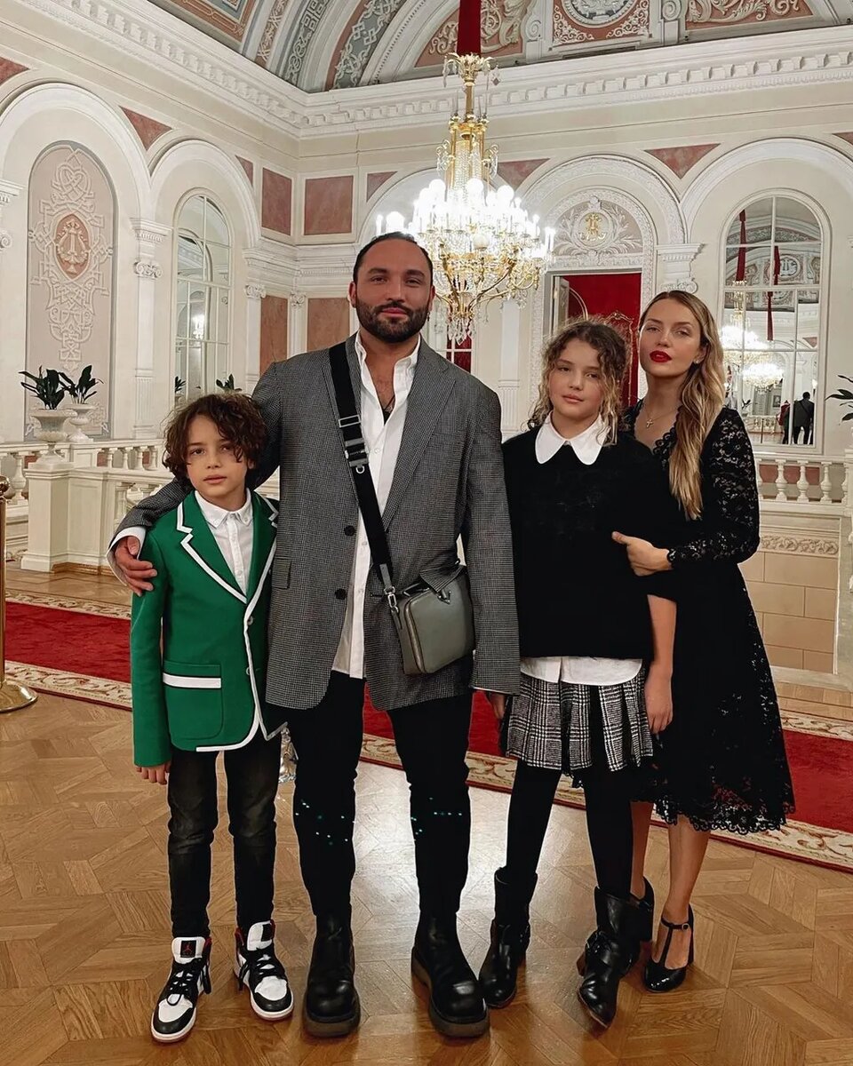   Сердар Камбаров с женой и детьми, соцсети