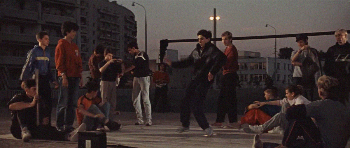 Сцена с брейк-дансом.