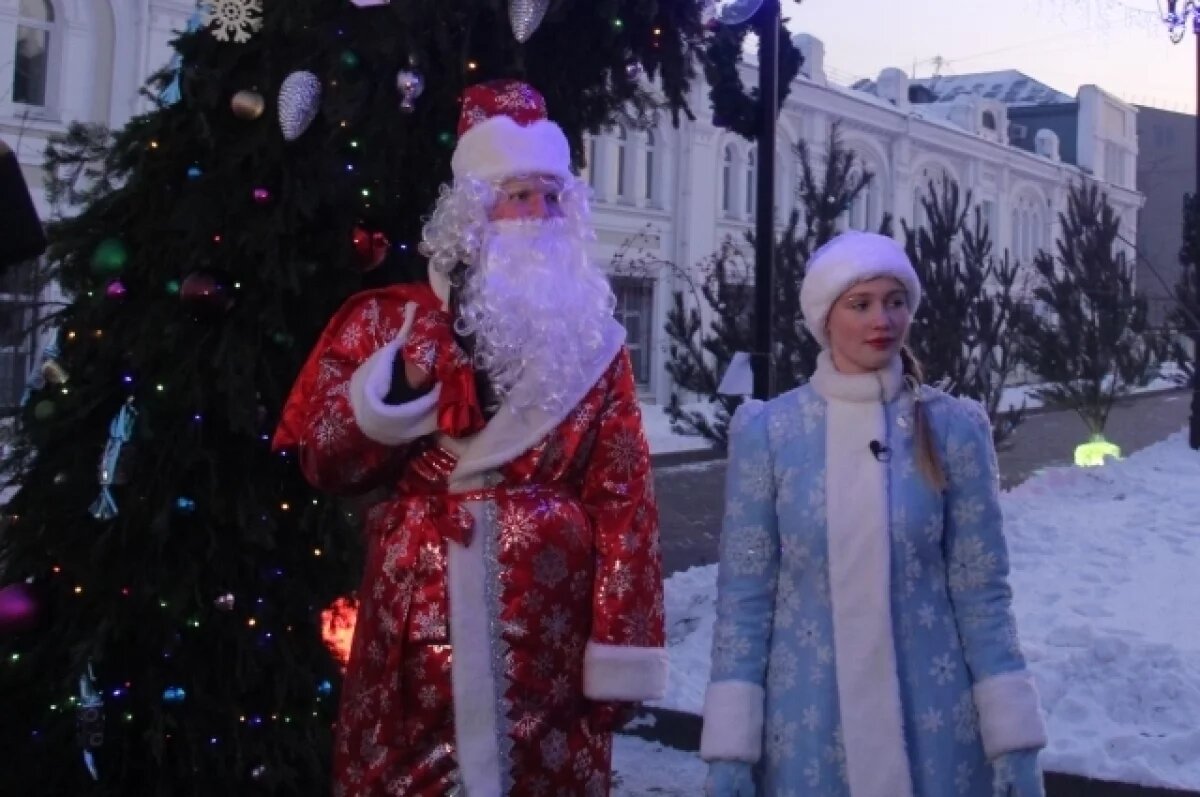    Дед Мороз и Снегурочка уже спешат поздравлять омичей с наступающим Новым годом.