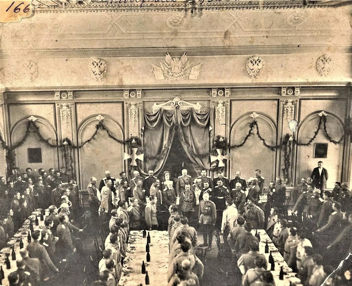 Чествование Георгиевских кавалеров в Офицерском собрании Новочеркасска, ноябрь 1918 г. Сейчас это Центральная городская библиотека им. А.С. Пушкина. В центре можно увидеть П.Н. Краснова, А.П. Богаевского, А.Г. Шкуро