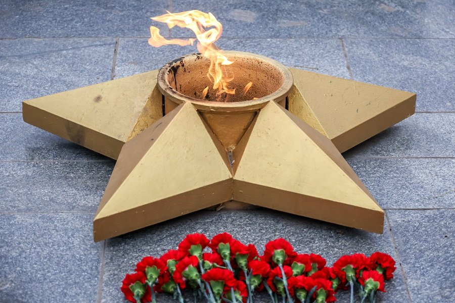 Возложение цветов к Вечному огню в День Героев Отечества в Мелитополе - Фото: Александр Полегенько/ТАСС