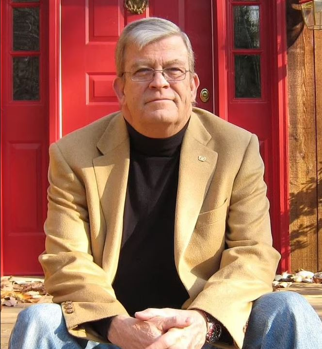 Джо Макмонигл, ветеран Вьетнама и известный американский «шпион-экстрасенс», использовал «дистанционное наблюдение», чтобы шпионить за российскими базами и получать важную информацию. В настоящее время он входит в состав консультативного совета Института Монро.