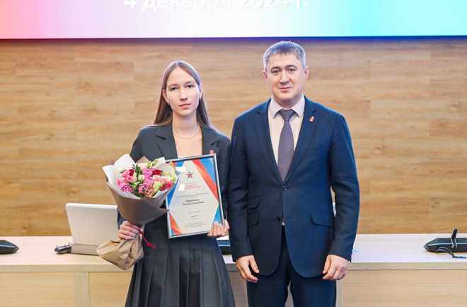 
Десятиклассница Полина Щербакова стала абсолютным победителем в номинации «Общественная деятельность» и получила награду из рук Дмитрия Махонина