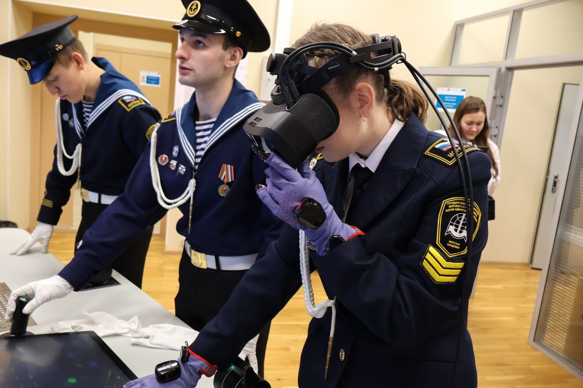 Курсанты ГУМРФ имени адмирала С.О. Макарова обучаются на тренажорах