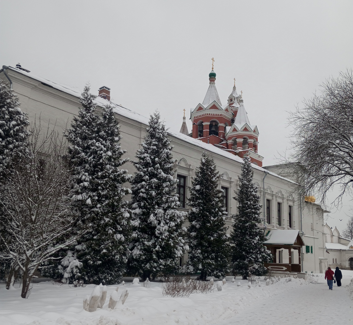 Белокаменные стены, которыми монастырь был обнесен во время царствования Алексея Михайловича Тишайшего