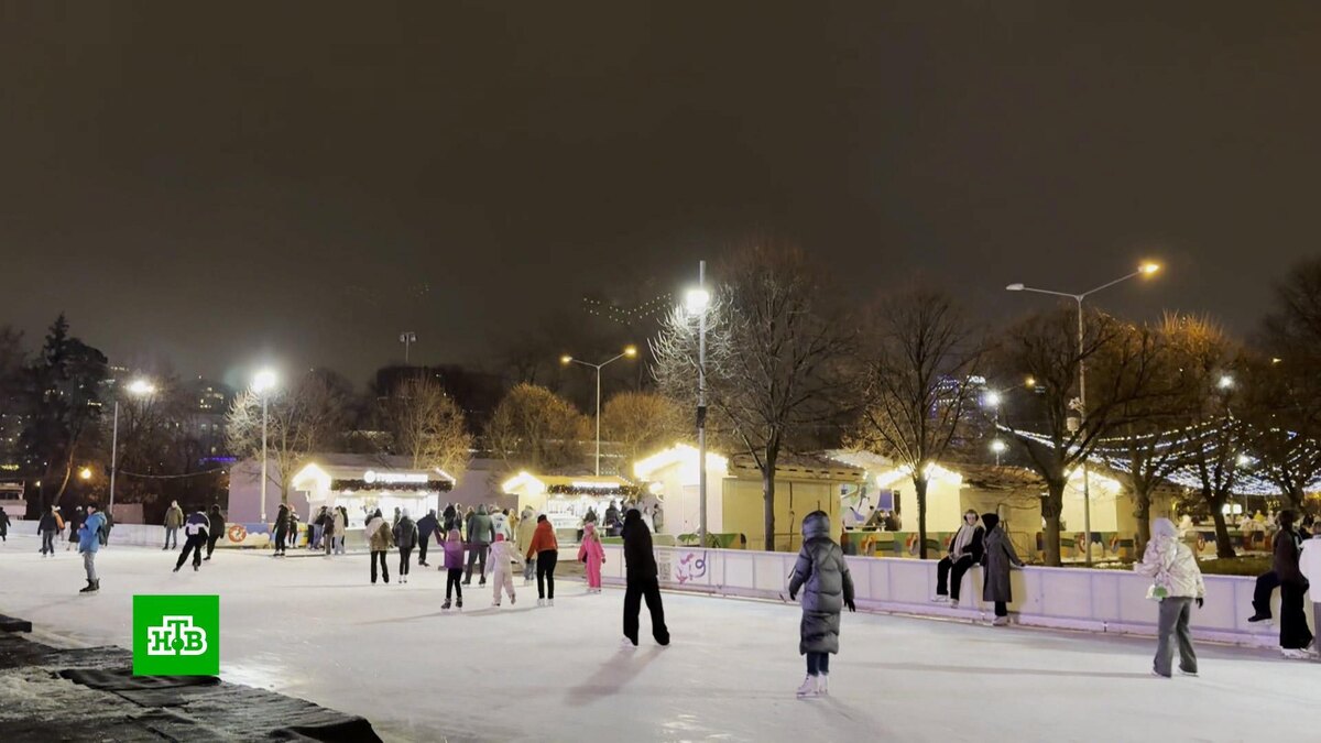    По накатанной: в Москве открылись первые катки