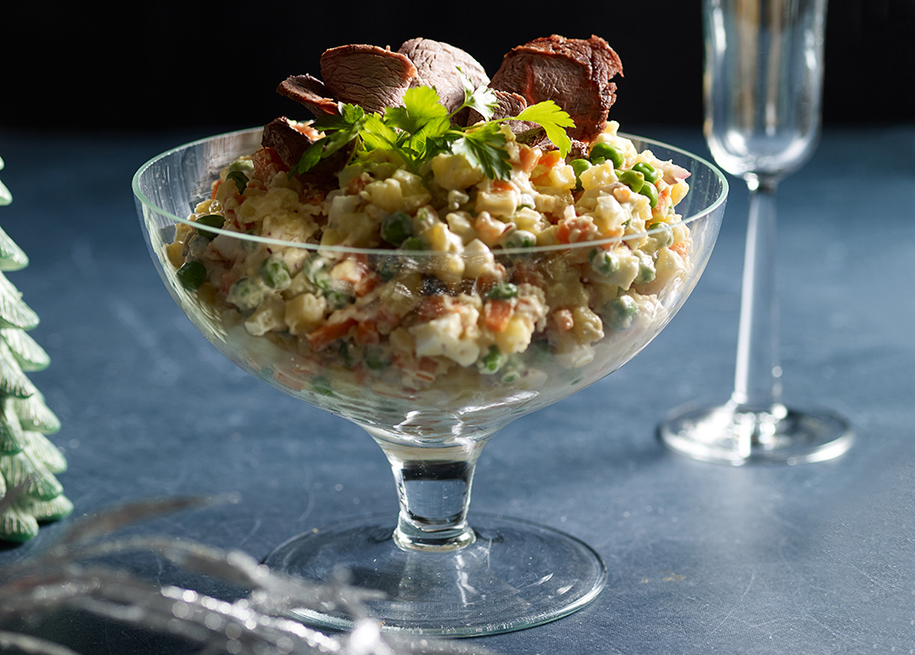 Благодаря запечённым овощам и копчёному ростбифу салат получается «с дымком».