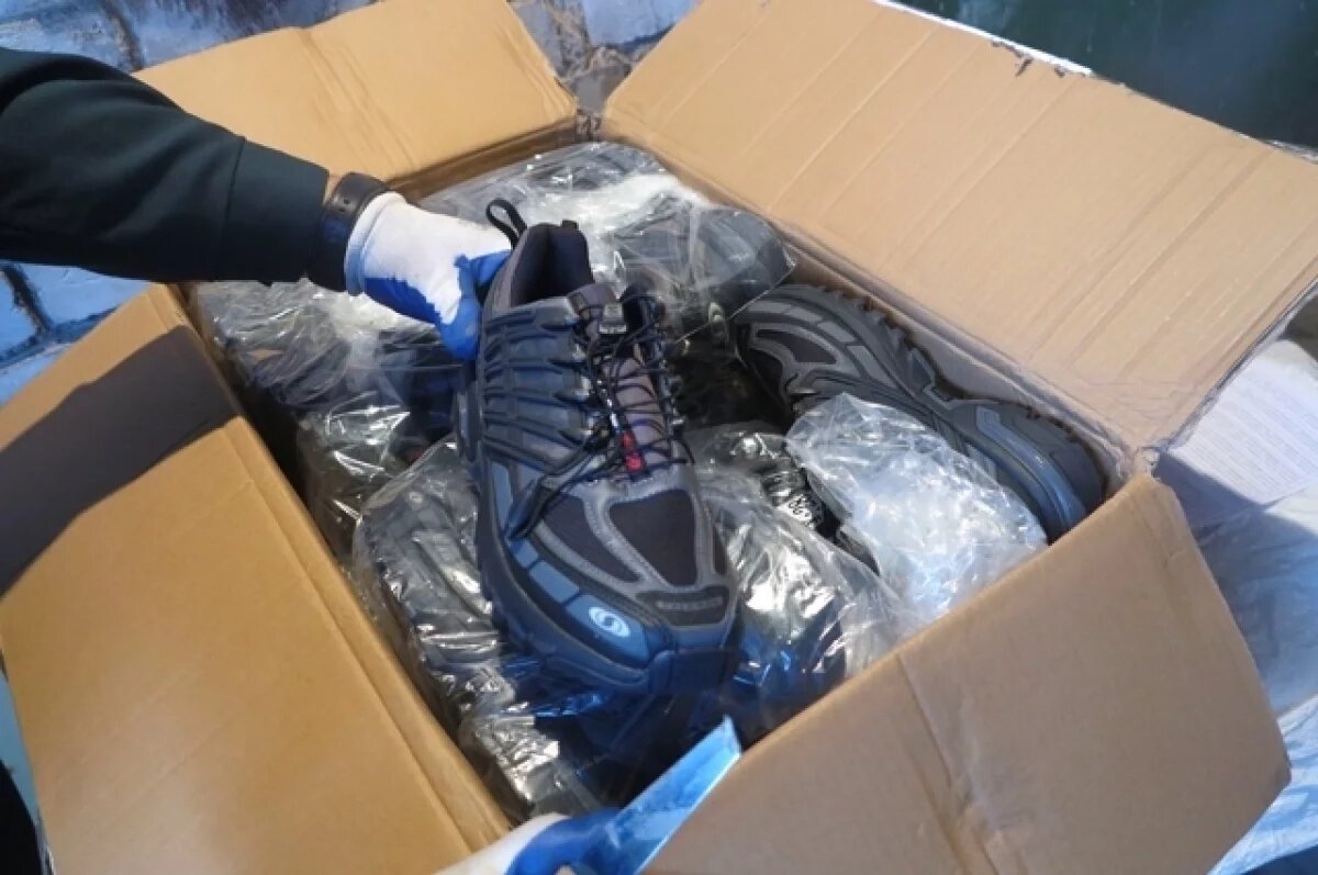    Таможенники передали для нужд СВО изъятые из оборота обувь и куртки