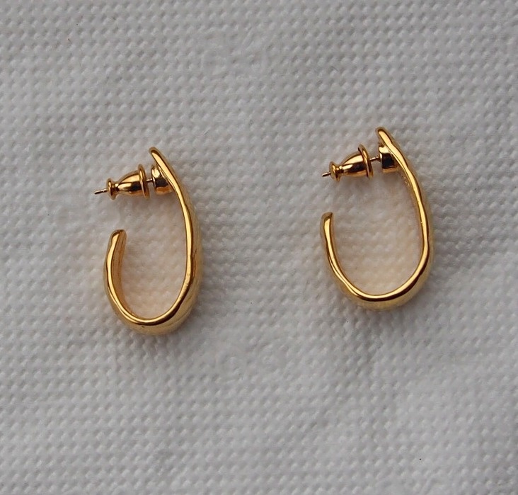 Фото автора. Застежка «barrel clutch» - маленький «бочонок». Серьги от компании Monet