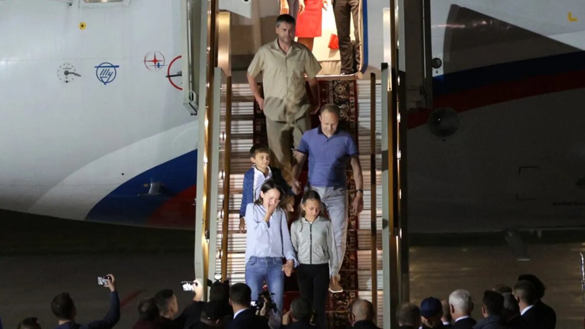    Чета Дульцевых спускается по трапу самолета